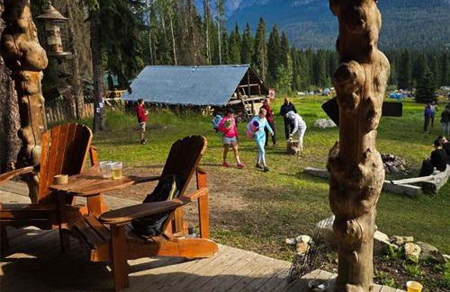 Golden Hotel | Rustic Beaverfoot Lodge Room N4