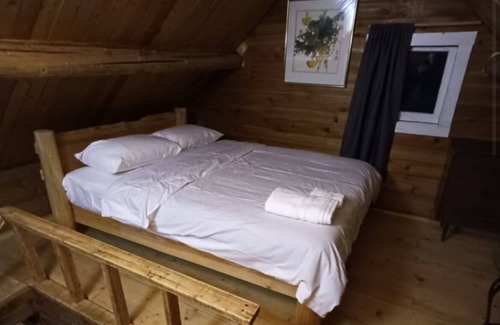 Golden Cabin | Rustic Beaverfoot Lodge Woodland Cabin