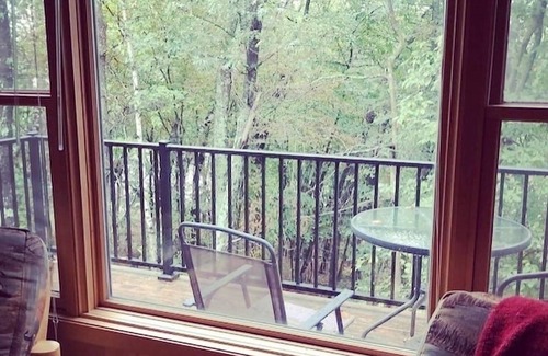Pequot Lakes Cabin | Rustic Bunkhouse on Lake Ossawinnamakee with lots of amenities!