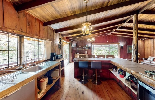 San Jose De La Montana Cabin | Rustic Cabin W/High-Speed WiFi, Full Kitchen, Great Views, Large Deck & More