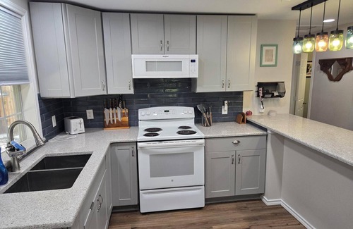 Broaddus Cabin | Rustic Cabin 300 Yards from Free Boat Launch & Swimming Area