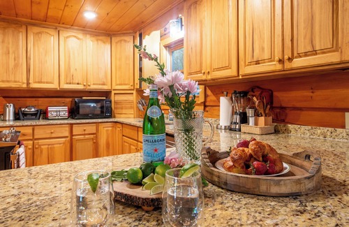 Gatlinburg - Pigeon Forge Cabin | Rustic Cabin in 4 acres★120" Home Theater★HotTub★Game Room★Pet Friendly