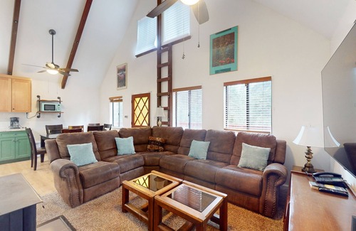 Dogwood Mountain House | Rustic Cabin in the Forest with WiFi - Perfect for Year-Round Getaways - Dogs OK