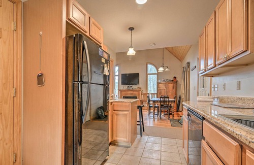Snowshoe Cabin | Rustic Cabin in the Woods: 6 Mi to Snowshoe Resort