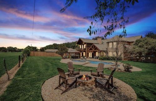 McKinney House | Rustic Cabin Mansion - Hot tub Gym Cinema Pool