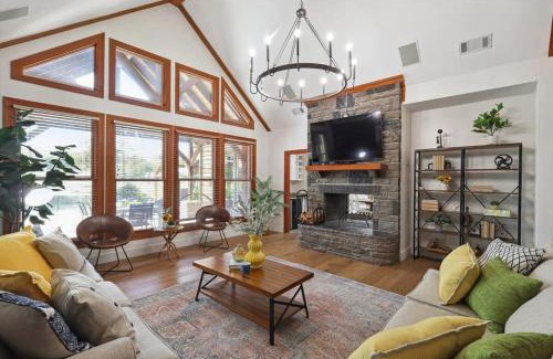 McKinney House | Rustic Cabin Mansion - Hot tub Gym Cinema Pool