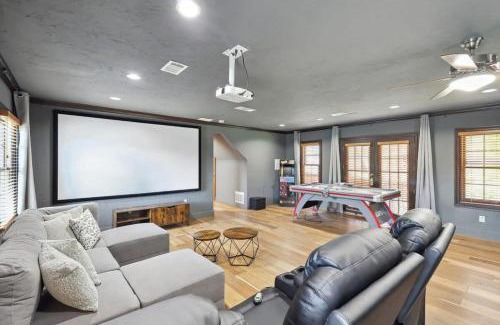 McKinney House | Rustic Cabin Mansion - Hot tub Gym Cinema Pool