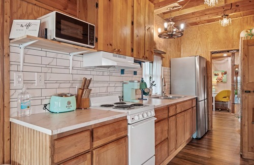 Aransas Pass Cabin | Rustic cabin oasis on 2.5 acres with a fishing pond