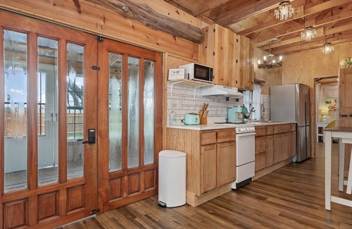 Aransas Pass Cabin | Rustic cabin oasis on 2.5 acres with a fishing pond