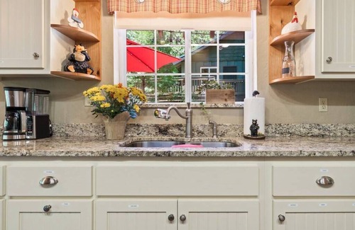 Sugar Pine Cabin | Rustic Cabin Retreat | 7 Miles to Yosemite | King Beds