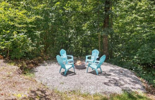 Powell House | Rustic Cabin Retreat - Cozy Stove & Fresh Eggs