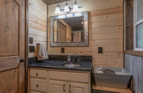 Island Park Apartment | Rustic Cabin Retreat - Hot tub - Fire pit - BBQ -