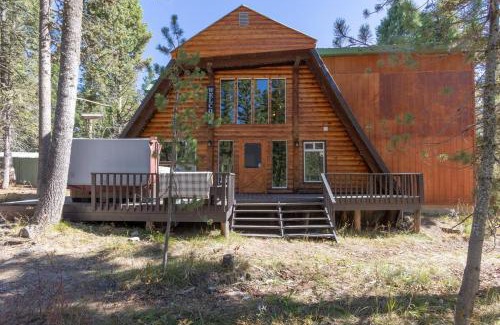 Island Park Apartment | Rustic Cabin Retreat - Hot tub - Fire pit - BBQ -