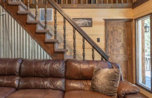 Island Park Apartment | Rustic Cabin Retreat - Hot tub - Fire pit - BBQ -