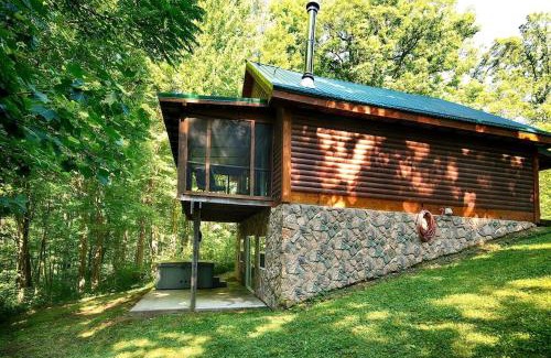 Rockbridge House | Rustic Cabin with Jacuzzi Surrounded by Nature in Ohio