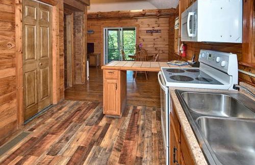 Rockbridge House | Rustic Cabin with Jacuzzi Surrounded by Nature in Ohio