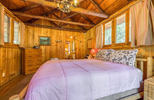 Idyllwild Cottage | Rustic Cabin with Outdoor Deck, Woodland Views - Close to Town