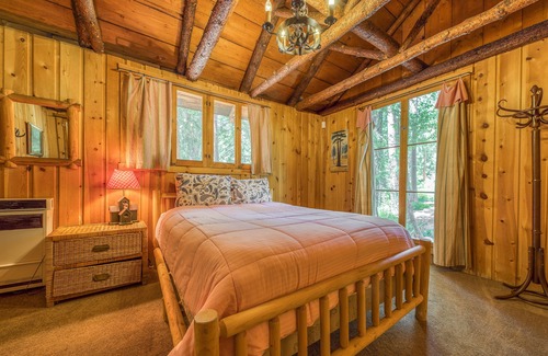 Idyllwild Cottage | Rustic Cabin with Outdoor Deck, Woodland Views - Close to Town