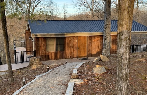Monticello House | Rustic Cabin - Year Round Lake View
