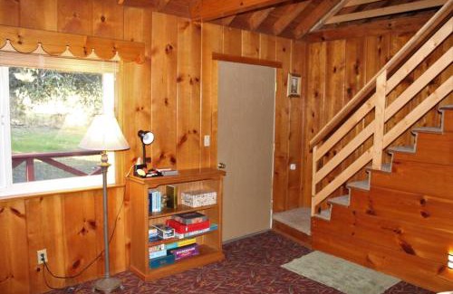 Oakhurst House | Rustic Chapparal Cabin at Bass Lake Heights