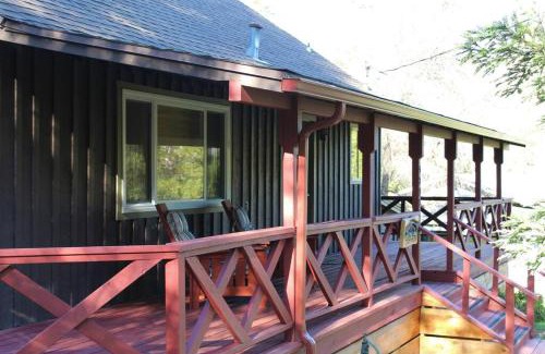 Oakhurst House | Rustic Chapparal Cabin at Bass Lake Heights
