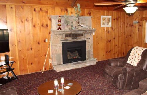 Oakhurst House | Rustic Chapparal Cabin at Bass Lake Heights