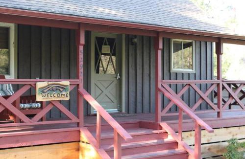 Oakhurst House | Rustic Chapparal Cabin at Bass Lake Heights