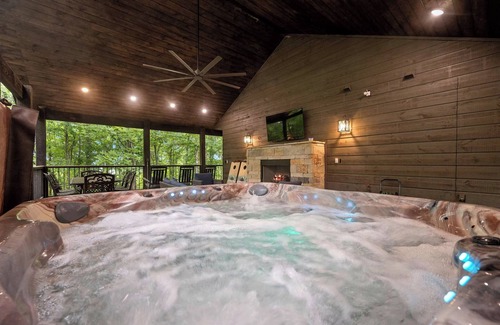 Broken Bow Cabin | Rustic Charm – Hot Tub King Suites Nature Views