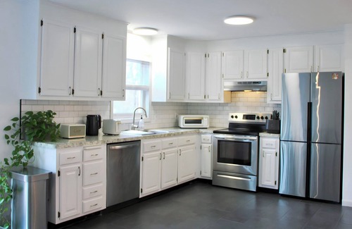 Waterbury Cabin | Rustic Charm Meets Modern Comfort 3-Bedroom Raised-Ranch Cottage in Wooded Area