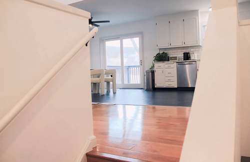 Waterbury Cabin | Rustic Charm Meets Modern Comfort 3-Bedroom Raised-Ranch Cottage in Wooded Area