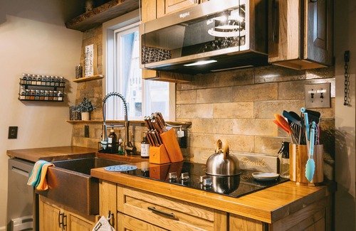 Oakland Cabin | Rustic Charm Meets Modern Boutique + DCL Central + Hot Tub, Sauna, Lake Access