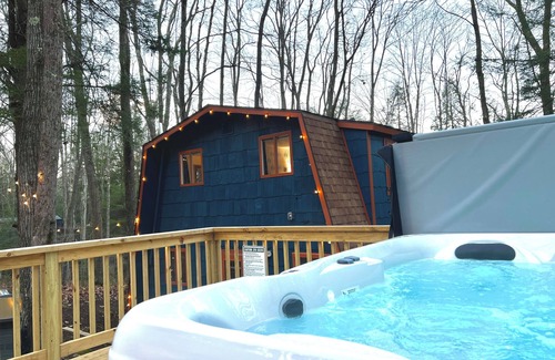 Oakland Cabin | Rustic Charm Meets Modern Boutique + DCL Central + Hot Tub, Sauna, Lake Access