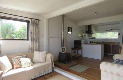Cable Bay House | Rustic Charmer in Cable Bay