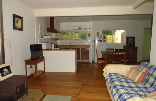 Cable Bay House | Rustic Charmer in Cable Bay
