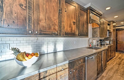 Manhattan Apartment | Rustic-Chic Apartment w/Gas Grill: 20 Mi to MSU!