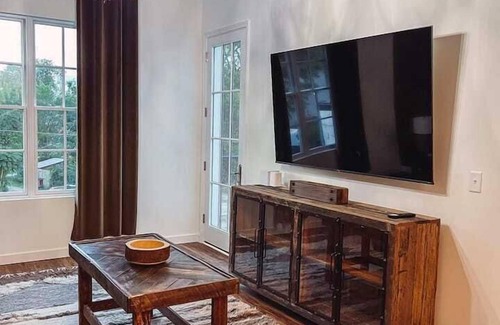 North Nashville Apartment | Rustic Chic: Boutique Luxe Near Broadway