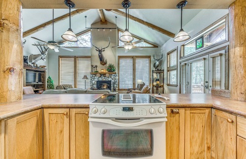 Cloudcroft Cabin | Rustic Cloudcroft Cabin w/Spacious Deck & Grill!