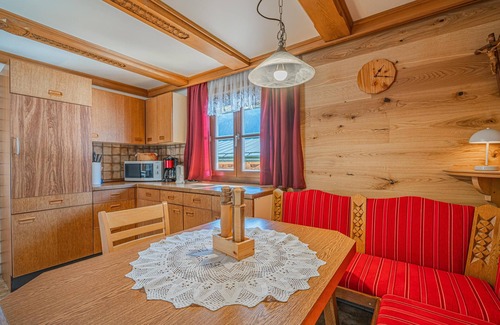 Wald im Pinzgau Apartment | Rustic cosiness in the mountains with a terrace