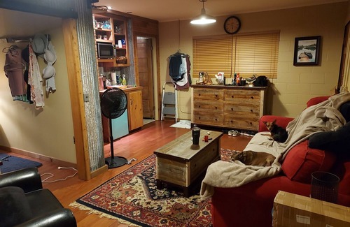 Delhi Cottage | Rustic cottage getaway close to lake and golf course