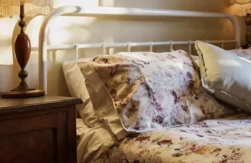 Deddington Cottage | Rustic cottage in secluded countryside, private romantic getaway, pet friendly,
