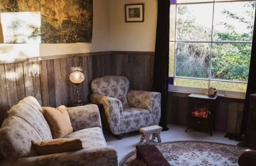 Deddington Cottage | Rustic cottage in secluded countryside, private romantic getaway, pet friendly,