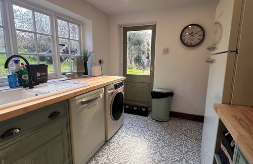 Broadwindsor House | Rustic Cottage in the Countryside