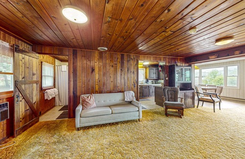 East Jordan House | Rustic Cottage w/dock access, kayaks, and year-round adventures in East Jordan