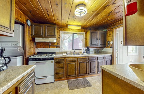 East Jordan House | Rustic Cottage w/dock access, kayaks, and year-round adventures in East Jordan