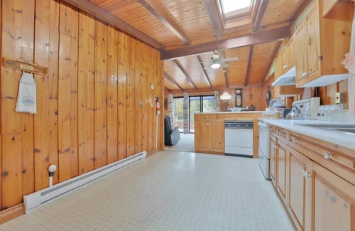 Kirkfield Cottage | Rustic Cottage w/Heating + Kitchen + Canal Lake