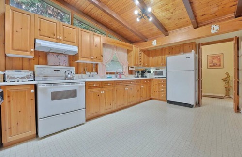 Kirkfield Cottage | Rustic Cottage w/Heating + Kitchen + Canal Lake