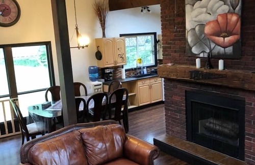 Kirkfield Cottage | Rustic cottage w/hot tub