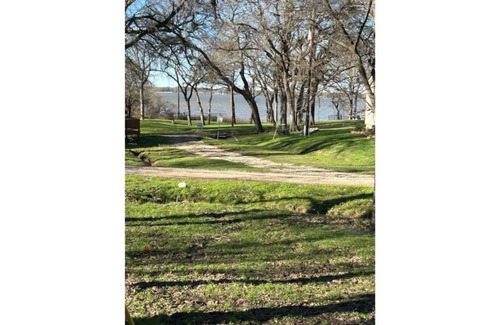 Quinlan House | Rustic Country Cabin with a Lake View! Easy Access to Lake Tawakoni