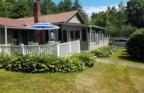 Warrensburg House | RUSTIC COUNTRY COTTAGE With SWIMMING POOL