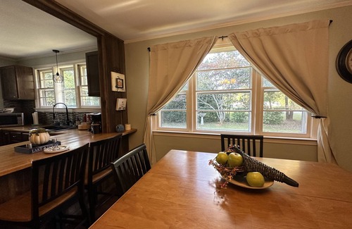 Columbia Cottage | Rustic Country Cottage Near Lake Murray -Just 1 hour from The Masters!